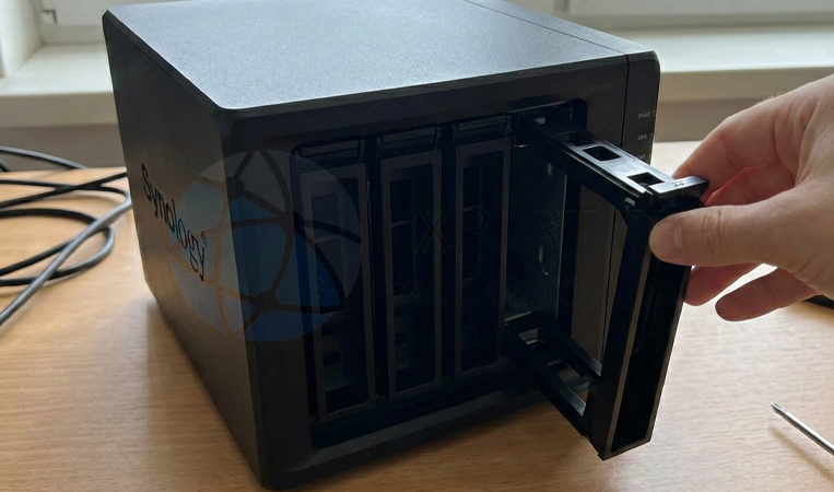 เปิดฝา Synology NAS เพื่อติดตั้ง Hard Drive