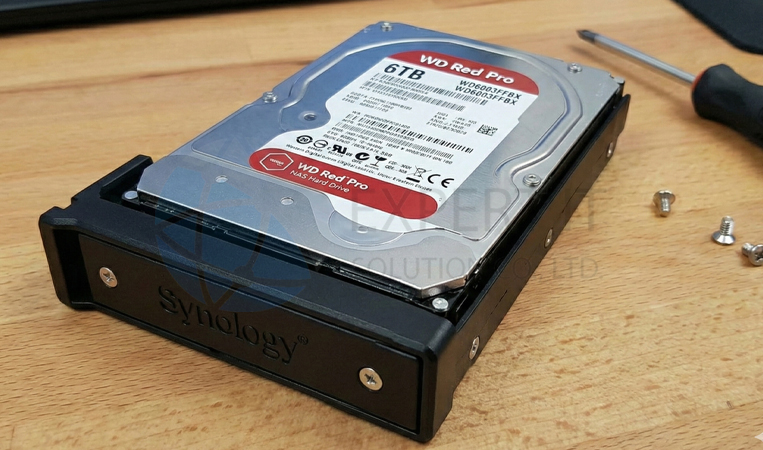 ติดตั้ง Hard Drive ลงใน HDD Tray ด้วยสกรู 4 ตัว