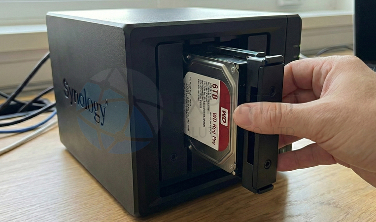 เสียบ HDD Tray เข้าช่องใน Synology NAS จนได้ยินเสียง Click