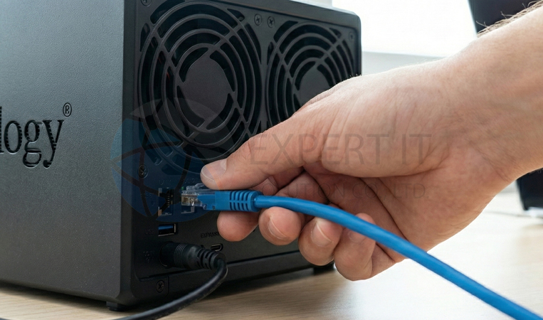 เสียบสาย LAN เข้าพอร์ต LAN1 ด้านหลัง Synology NAS